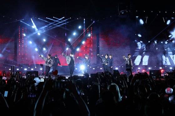 지난 5월 9일 LA에서 있었던 방탄소년단의 월드투어 첫 공연. 멤버 전원이 '디올'의 킴 존스가 제작한 유틸리티 의상을 입고 있다. [사진 빅히트 엔터테인먼트]