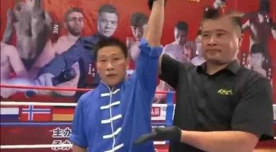 지난 6월 28일 푸젠성에서 있었던 무술 대결에서 심판이 '점혈대사' 훠옌산의 손을 들어 승리를 선언하고 있다. [중국 환구망 캡처]