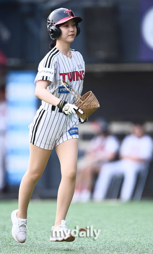 ▲ '청순미 흩뿌리며 그라운드 누비는 배트걸;