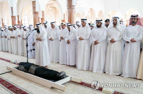 칼리드 알 카시미 왕자의 장례식 모습. [EPA/EMIRATES NEWS AGENCY=연합뉴스]