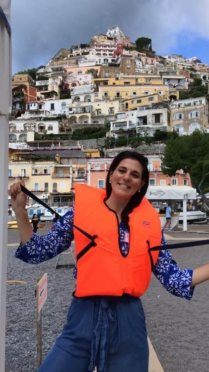 이탈리아 포지타노의 선착장에서 구명조끼를 입고 있는 한 여성 [현지 여행업체 제공]