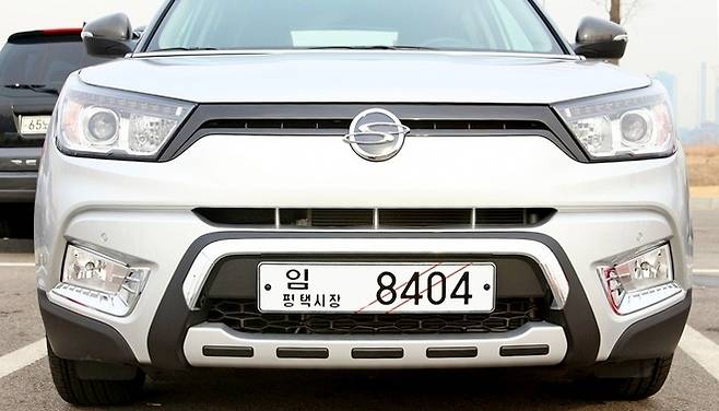 신형 티볼리를 타기 위해 서울 고덕동 브이센터로 들어서자 국내 첫 토종 로봇인 로보트태권V가 기자를 맞는다. 로보트태권V는 신형 티볼리가 소형이지만 강력한 성능을 지녔다는 것을 대변하고 있는 듯하다.