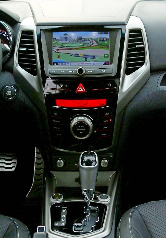 후면 역시 큰 변화가 없지만, 트렁크 도어가 뒤쪽으로 더 튀어 나오면서 후면에 풍부함을 제공하고, 큼직한 엠블럼이 고급감을 제공하고 있다. (위부터)구형 티볼리와 신형 티볼리. 사진=정수남 기자