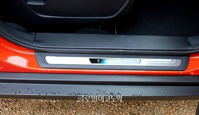 도어와 도어 스텝도 한층 고급스럽고 세련됐다.