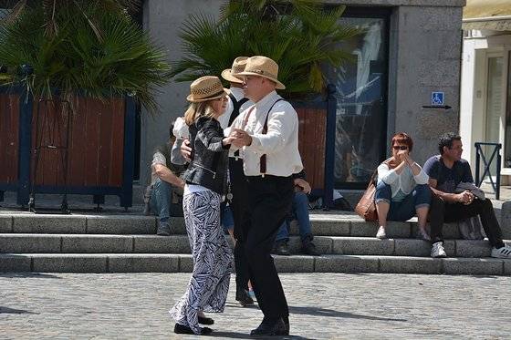 여행 중에 댄스 강습을 하게 되는 경우가 종종 있다. 북유럽 여행을 했을 때 큰 회의실을 빌려 차차차와 비엔나 왈츠를 가르쳤고, 남프랑스에서는 동네 공원에서 춤을 선보였다. 사람들은 몰려들고 인기가 좋았다. [사진 pxhere]