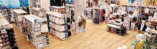 5일 오후 일본 유니클로 서울 잠실 롯데월드점 매장이 한산하다. 유니클로의 국내 최대 매장 중 하나인 이곳은 소비자들의 일본 제품 구매 기피 현상에 따라 이날 평소보다 방문객이 대폭 줄어든 모습을 보이고 있다.  [이충우 기자]