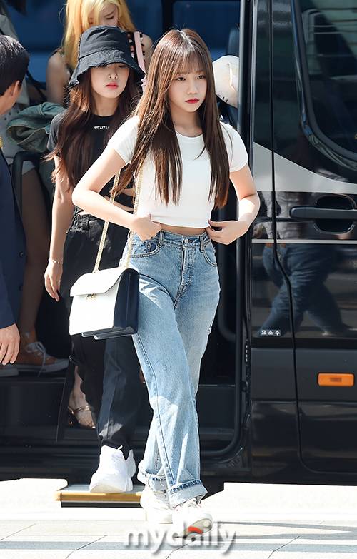 ▲ 아이즈원 조유리 '무심하게 옷매무새 정리'