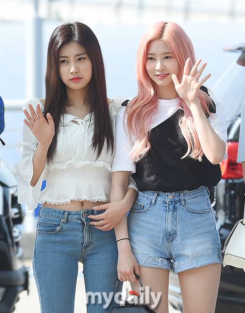 ▲ 아이즈원 강예원·김민주 '섹시 혹은 상큼'