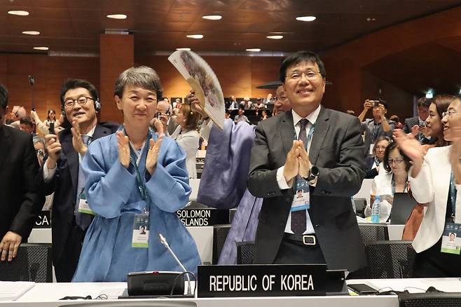 한국의 서원 세계유산 등재 축하인사 나누는 정부 관계자들. 정재숙 문화재청장(하늘색 한복)이 박수를 치고 있다.(문화재청 제공)© 뉴스1