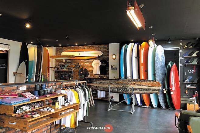 강원도 고성 천진해변의 서프카페 '론존'.