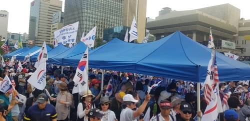 우리공화당이 6일 광화문광장에 천막을 설치하고 있다. [촬영 홍유담 기자]