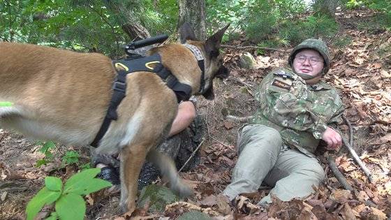 군견은 아무런 단서가 없어도 공기중에 퍼진 냄새를 맡아 산속에 숨어든 적을 찾아낼 수 있다. 군견이 능선 뒤 구덩이에 은폐한 기자를 찾아냈다. [영상캡처=강대석 기자]