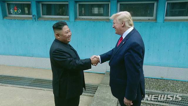 【서울=뉴시스】김정은 국무위원장이 지난달 30일 경기도 파주 판문점에서 도널드 트럼프 미국 대통령과 회담했다고 조선중앙TV가 1일 보도했다. 사진은 군사분계선을 두고 북미 정상이 악수하고 있다. 2019.07.01. (사진=조선중앙TV 캡쳐)  photo@newsis.com