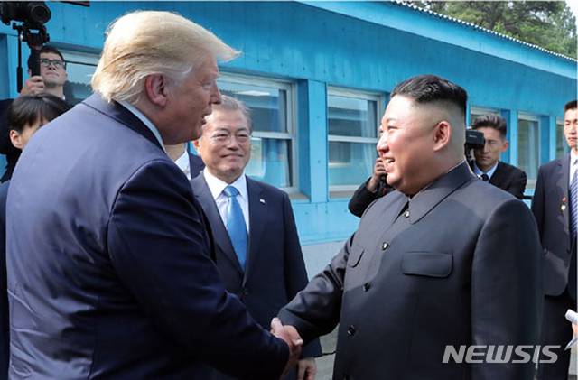 【서울=뉴시스】북한 노동신문은 김정은 국무위원장이 지난달 30일 판문점 남측지역에서 도널드 트럼프 미국 대통령과 회동했다고 1일 보도했다. 2019.07.01. (출처=노동신문)  photo@newsis.com