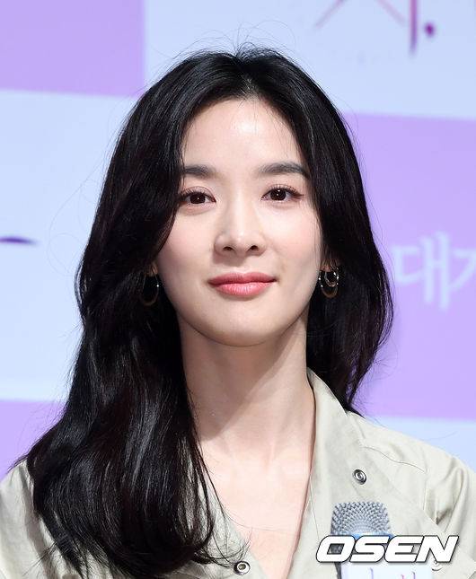 [OSEN=이대선 기자] 5일 오전 서울 강남구 압구정CGV에서 영화 '다시, 봄' 제작보고회가 열렸다.배우 이청아가 취재진의 질문을 듣고 있다./sunday@osen.co.kr