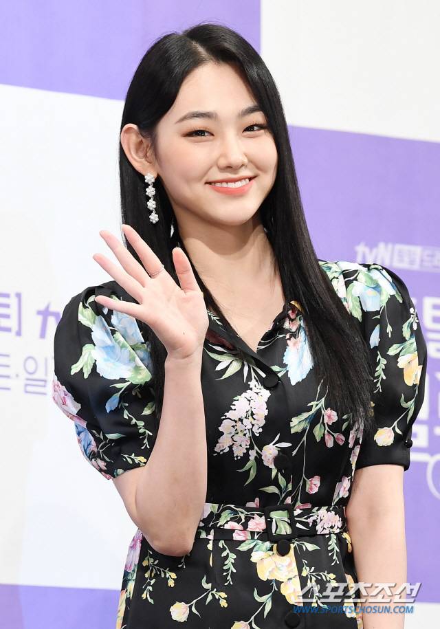 tvN 드라마 '호텔 델루나' 제작발표회가 8일 오후 서울 논현동 임피리얼팰리스 호텔에서 열렸다. 배우 강미나가 포즈 취하고 있다. '호텔 델루나'는 귀신 손님을 받는 호텔 사장(이지은)과 지배인(여진구)의 호러 로맨스를 그린 드라마다. 정재근 기자 cjg@sportschosun.com/2019.07.08/