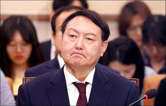 윤석열 검찰총장 후보자가 8일 오전 국회 법사위원회 회의실에서 열린 인사청문회에서 의원들의 자료제출과 관련한 의사진행발언을 들으며 입을 굳게 다물고 있다. ⓒ데일리안 박항구 기자