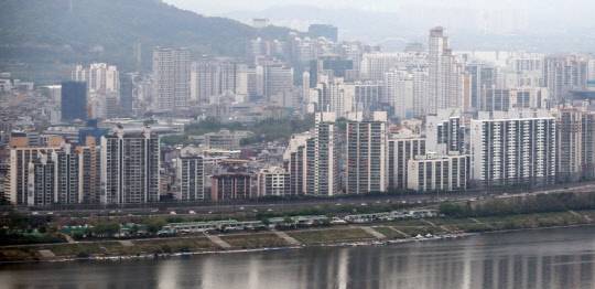 서울 아파트 매매·전세가격이 약 8개월 여 만에 반등하면서 동반상승하기 시작한 가운데, 새 아파트 공급은 오히려 계획보다 줄어들면서 하반기에는 고질적인 '공급부족' 문제가 다시 수면위로 떠오를 것으로 전망된다. <연합뉴스>