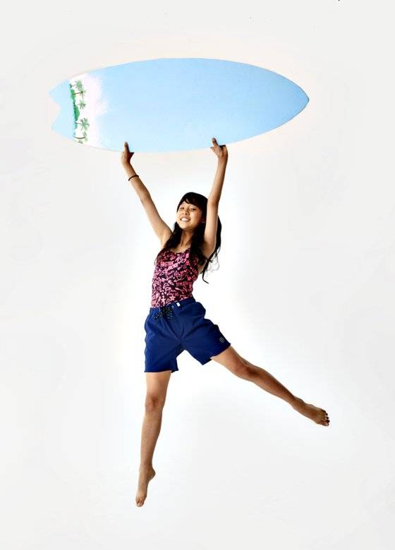 정 학생기자가 스튜디오에 있는 소품을 이용해 제자리에서 뛰어 올랐다. 신체를 노출하지 않는 든든한 수영복을 입고 소품까지 드니 마음만은 바다 근처에 있다는 게 정 학생기자의 말이다.