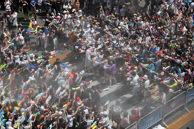 7일 서울 연세로에서 열린 '신촌 물총축제'에서 참가자들이 상대를 향해 물총을 쏘고 있다. 김상선 기자