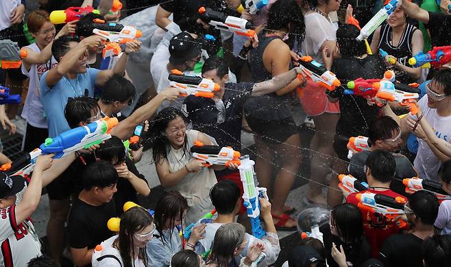 7일 서울 연세로에서 열린 '신촌 물총축제'에서 참가자들이 상대를 향해 물총을 쏘고 있다. 김상선 기자