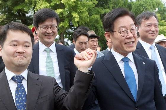 이재명 경기지사가 5월 16일 수원지법 성남지원에서 1심 무죄 선고를 받고 법원을 떠나고 있다. 왼쪽에서 두번째가 그의 연수원 동기로 변호를 맡았던 LKB파트너스의 김종근 변호사. 최정동 기자