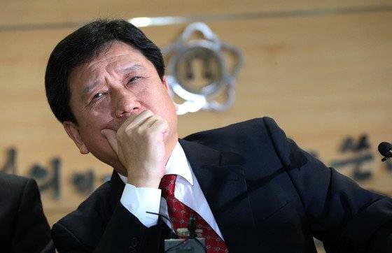 '서초동의 해결사'로 불리는 이광범 LKB파트너스 대표는 판사 출신임에도 2012년 이명박 대통령의 내곡동 사저 부지 매입 의혹 특검을 맡아 수사를 지휘하기도 했다. 2012년 12월 14일 특검 수사 결과를 발표하며 기자들의 질문을 듣고있는 이광범 당시 특검. [중앙포토]