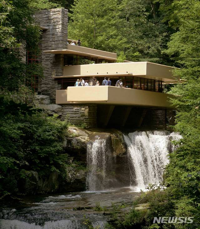 【밀런=AP/뉴시스】 20세기 미국의 대표적 건축가인 프랭크 로이트 라이트의 건축물 8개가 7일(현지시간) 유네스코 세계유산에 등재됐다. 사진은 세계유산에 포함된 펜실베이니아주 밀런의 '낙수장' 건물. 2019.07.08