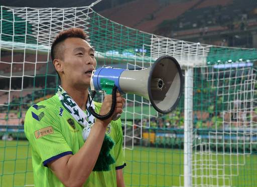 프로축구 하나원큐 K리그1(1부리그) 19라운드 성남FC와의 경기를 마친 7일 전북 전주시 전주월드컵경기장에서 전북 현대의 김신욱이 팬들에게 고별사를 하고 있다. 전주=뉴시스