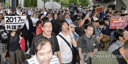 日 아베, 거리유세서 "물러나라" 봉변 (도쿄 교도=연합뉴스) 아베 신조(安倍晋三) 일본 총리가 2017년 7월 1일 도쿄(東京) 아키하바라(秋葉原)역 앞에서 실시한 도쿄도의회 선거 지원 유세에서 청중들이 "그만두라"고 제창하며 야유를 보내고 있다. 2017.7.1