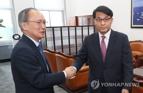 윤상현 외교통일위원장, 나가미네 주한 일본대사와 악수 (서울=연합뉴스) 하사헌 기자 = 윤상현 국회 외교통일위원장이 8일 오전 국회 외통위원장실에서 일본 경제 제재 등과 관련해 나가미네 야스마사 주한 일본대사와 면담하기에 앞서 악수하고 있다. 2019.7.8 toadboy@yna.co.kr