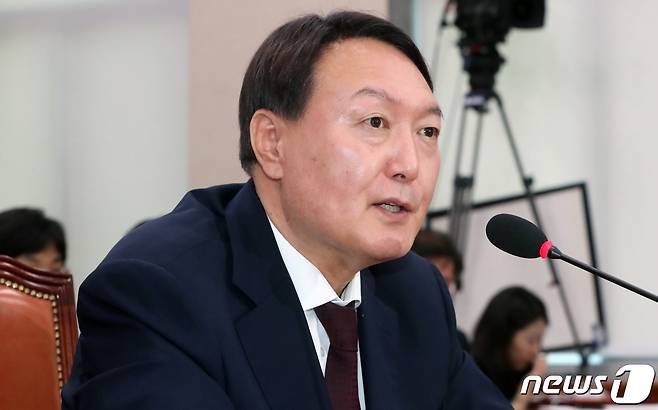 윤석열 검찰총장후보자가 8일 오후 서울 여의도 국회 법제사법위원회 회의장에서 열린 인사청문회에서 의원들의 질문에 답변하고 있다. 듣던 중 인상을 쓰고 있다. 2019.7.8/뉴스1 © News1 이종덕 기자