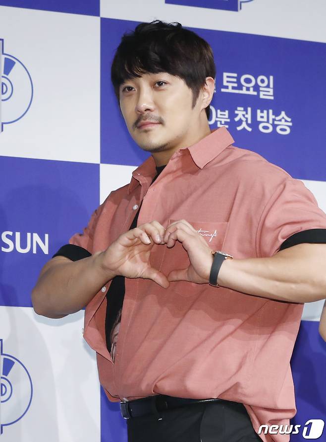 가수 KCM이 9일 오후 서울 영등포구 여의도동 서울마리나에서 열린 TV CHOSUN 예능프로그램 ‘뉴트로 감성 음악여행 : 동네 앨범’ 제작발표회에 참석해 포즈를 취하고 있다. ‘동네 앨범’은 낯선 여행지에 도착한 출연진들이 그곳에서 만난 ‘동네’ 사람들과의 이야기를 담아내는 프로그램이다. 2019.7.9/뉴스1 © News1 권현진 기자