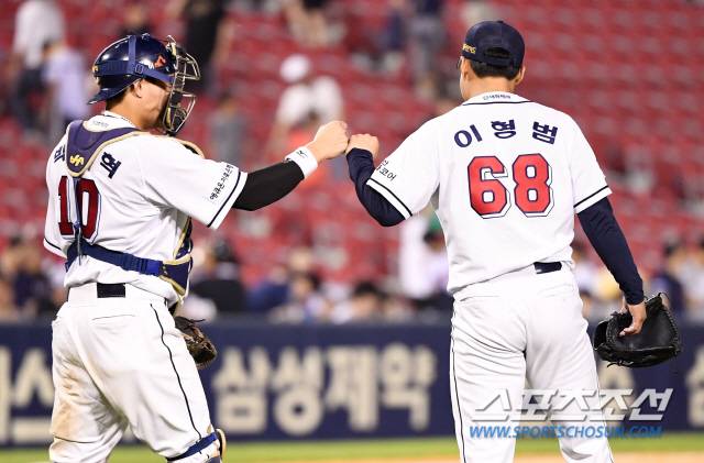 두산 베어스와 LG 트윈스의 2019 KBO 리그 경기가 16일 잠실구장에서 열렸다. 두산이 5대3으로 승리했다. 경기 종료 후 기쁨을 나누는 두산 선수들의 모습. 잠실=허상욱 기자 wook@sportschosun.com/2019.06.16/