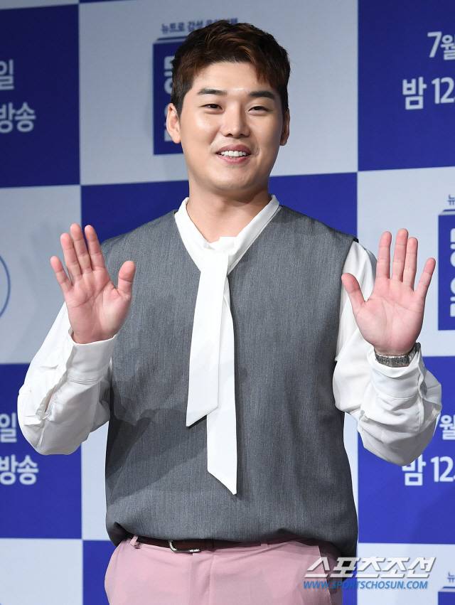 TV 조선 예능프로그램 '동네앨범' 제작발표회가 9일 오후 서울 영등포구 서울마리나 요트클럽에서 열렸다. 권혁수가 포즈 취하고 있다.  '동네앨범'은 낯선 여행지에 도착한 출연진이 그곳에서 만난 동네사람들과의 이야기를 담아내는 '음악여행' 프로그램이다. 정재근 기자 cjg@sportschosun.com/2019.07.09/