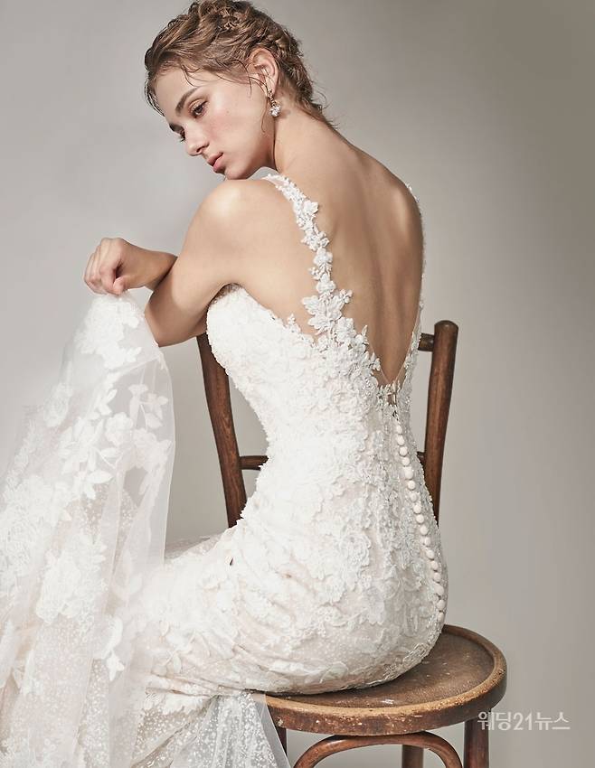 사진 : 웨딩드레스 마리스포사, 포토그래퍼 김보하(써드마인드), 스타일리스트 정민경, 헤어 박효심 메이크업 김미소(에브뉴준오), 모델 줄리, 제품협찬 로제도르. 마니에피에디, 바슐, 해수엘