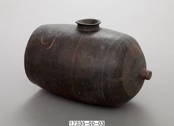 흙으로 빚어 만든 '오지장군'의 모습. 장군에는 술, 물, 간장, 오줌 따위를 담곤 했다. 크기가 작은 장군에는 술, 물 등을 넣고, 큰 장군에는 보통 오줌을 담아 지게로 옮겼다. [사진 국립민속박물관]