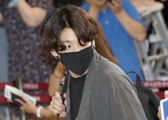 방탄소년단(BTS) 정국이 콘서트차 4일 오후 김포국제공항을 통해 일본 오사카로 출국하고 있다. 방탄소년단은 6~7일 일본 오사카 얀마 스타디움 나가이, 13~14일 시즈오카 스타디움 에코파에서 '러브 유어셀프 : 스피크 유어셀프'(LOVE YOURSELF : SPEAK YOURSELF) 스타디움 투어를 이어간다. [뉴스1]