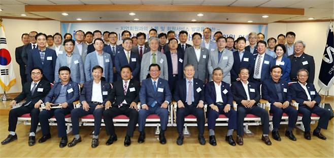 김연태(앞줄 왼쪽에서 5번째) 한국건설기술인협회 회장과 각 지역을 대표해 위촉된 지역정책자문위원이 위촉식 후 기념촬영을 하고 있다. 사진=건설기술인협회
