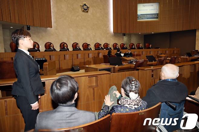 30일 오후 서울 서초구 대법원에서 열린 전원합의체에서 일제 강제징용 피해자 중 유일 생존자인 이춘식(94) 할아버지가 판결을 기다리고 있다. 2018.10.30/뉴스1 © News1 안은나 기자