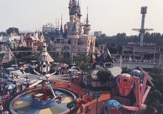 1990년 3월 24일 롯데월드 매직 아일랜드가 개장했다. 지금은 사라진 어트랙션 '고공전투기' '독수리 요격대' 등이 보인다. [사진 롯데월드]