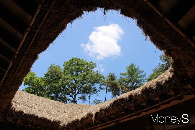 'ㅁ'자 구조의 김유정 생가. 초가지붕 가운데 구름이 멈춰서 있다. /사진=박정웅 기자