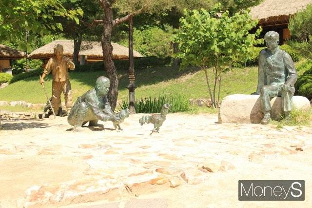 김유정의 소설 <동백꽃>을 압축한 점순이와 닭싸움 조형물. 오른쪽 인물은 성인인 된 김유정을 상징한다. /사진=박정웅 기자