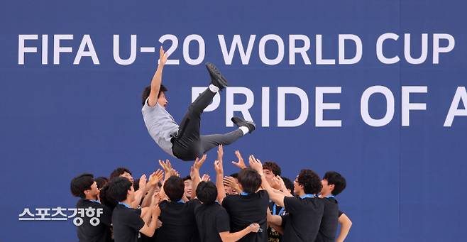 폴란드에서 열린 20세 이하 월드컵 축구대회에서 사상 처음으로 준우승을 차지한 국가대표팀 선수들이 지난달 17일 서울광장에서 열린 환영행사에서 대회 중에 하지 못했던 정정용 감독의 헹가래를 치고 있다. 강윤중 기자