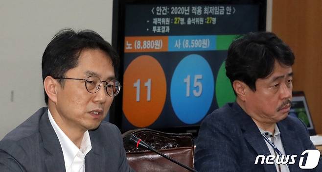 박준식 최저임금위원회 위원장 등 공익위원들이 12일 정부세종청사 고용노동부 전원회의장에서 열린 최저임금위원회 13차 전원회의에서 내년도 최저임금 8590원을 결정한 뒤 브리핑을 하고 있다 2019.7.12/뉴스1