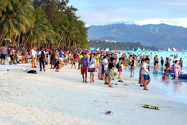 필리핀 보라카이 섬이 몰려드는 관광객들로 인해 환경 오염 문제가 심각해지면서 지난해 4월부터 6개월간 폐쇄됐다.폐쇄 전 화이트 비치에 모인 관광객들. [중앙포토]
