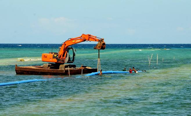 필리핀 인부들이 보라카이섬 폐쇄 이후 하수관을 설치하고 있다. [EPA=연합뉴스]