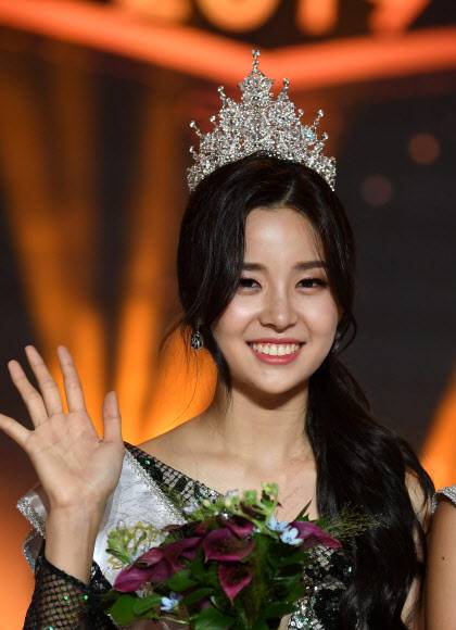 - 2019 미스코리아 선발대회 본선이 열린 11일 오후 서울 동대문구 경희대 평화의전당에서 진으로 선발된 김세연(20ㆍ미주ㆍ미국 아트센터디자인대 그래픽디자인전공)씨가 왕관을 쓰고 활짝 웃고 있다. 2019.7.11 한국일보 제공