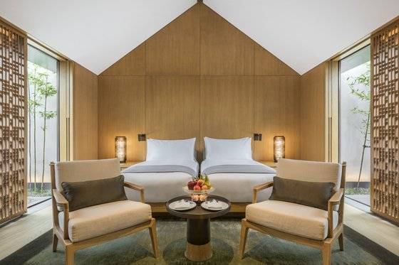 앤티크 빌라 스위트의 침실. 침실은 현대적인 감각이 돋보인다. [사진 아만양윤 리조트]