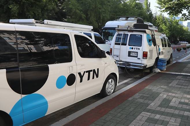 ▲국회에 주차된 YTN 취재지원 차량. 국회는 대부분 방송사가 고정 취재차량을 배치한 출입처다. 사진=김용욱 기자